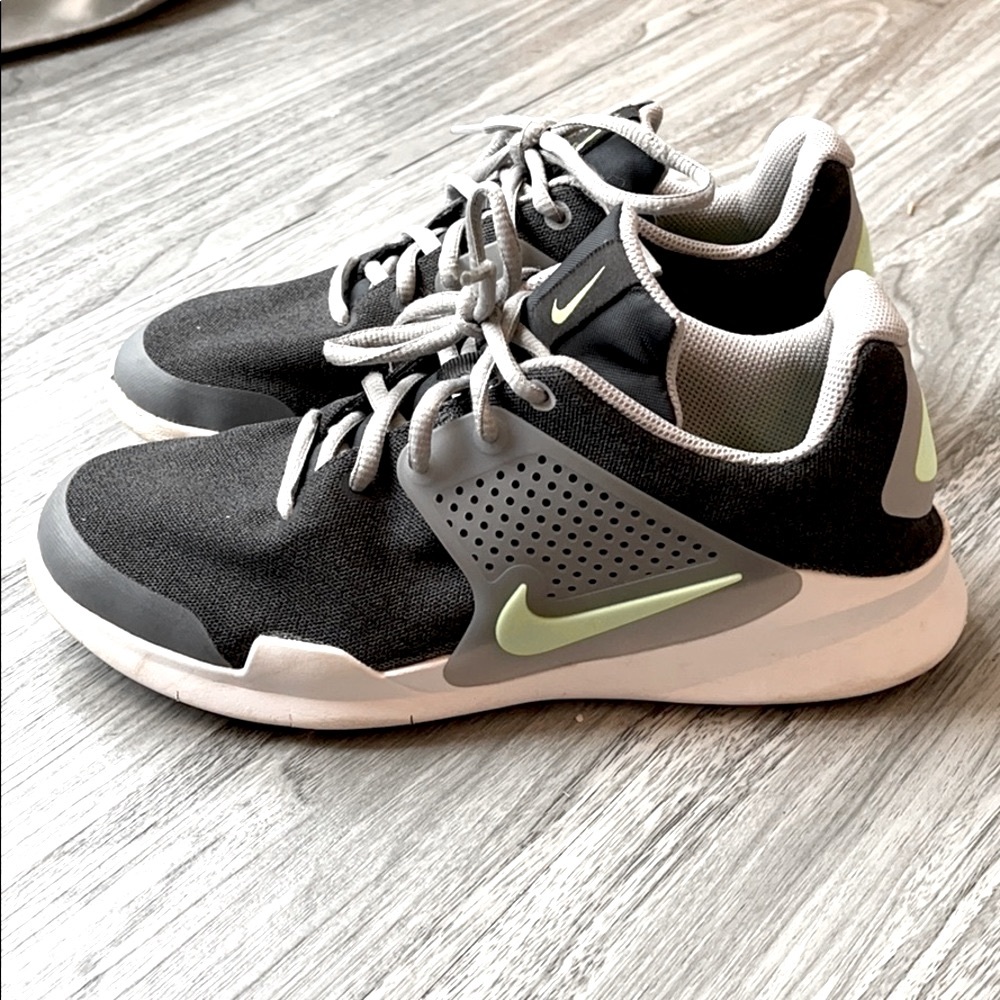 Nike sz 6 tennis shoes EUC